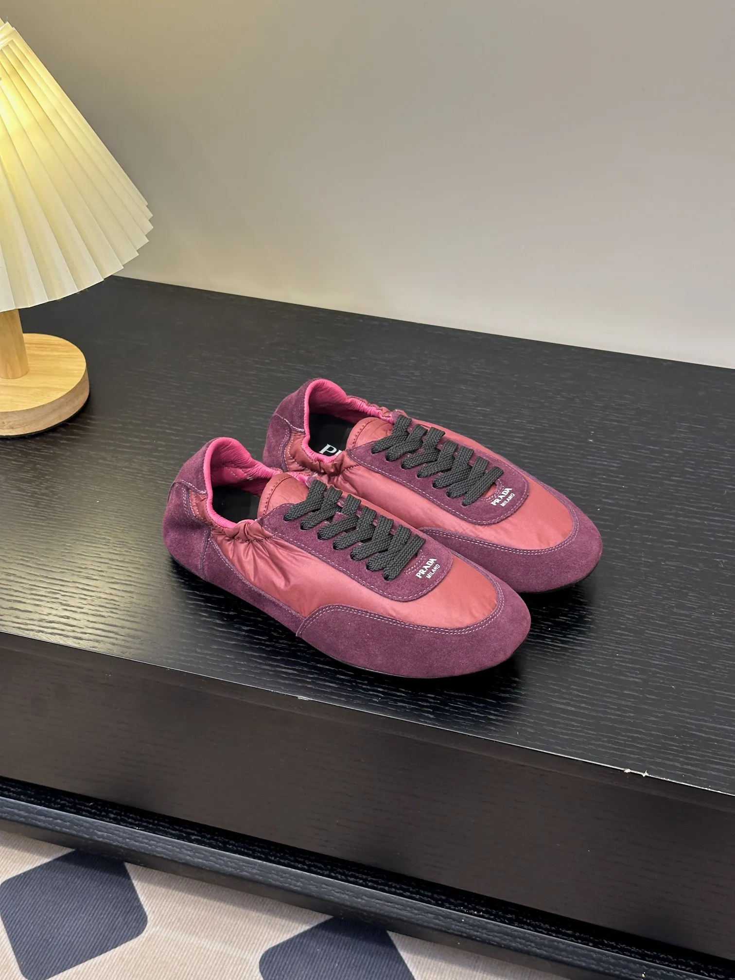 👟👟Ex-factory price 420👟👟 💠𝐏𝐑𝐀𝐃𝐀#Prada catwalk style lightweight thin-soled new moral training shoes casual shoes💠 outsole molded TPU❣️not made of rubber! The suede upper is textured, and the inner sheepskin is wrapped, which is soft and waxy. The insole is thickened with lambskin, which is extremely comfortable to step on, has a sense of support, and feels well wrapped. The shoe shape is full of wrapping, light, easy to wear, and practical. It is a casual shoe that makes you taller and longer legs! White is clean and refreshing, needed all year round, and can be easily worn with skirts and trousers. Upper: imported suede/original molded fabric. Lining: sheepskin. Outsole: TPU outsole! Different from cheap rubber soles on the market! Code number: 35-40 (40 customized)